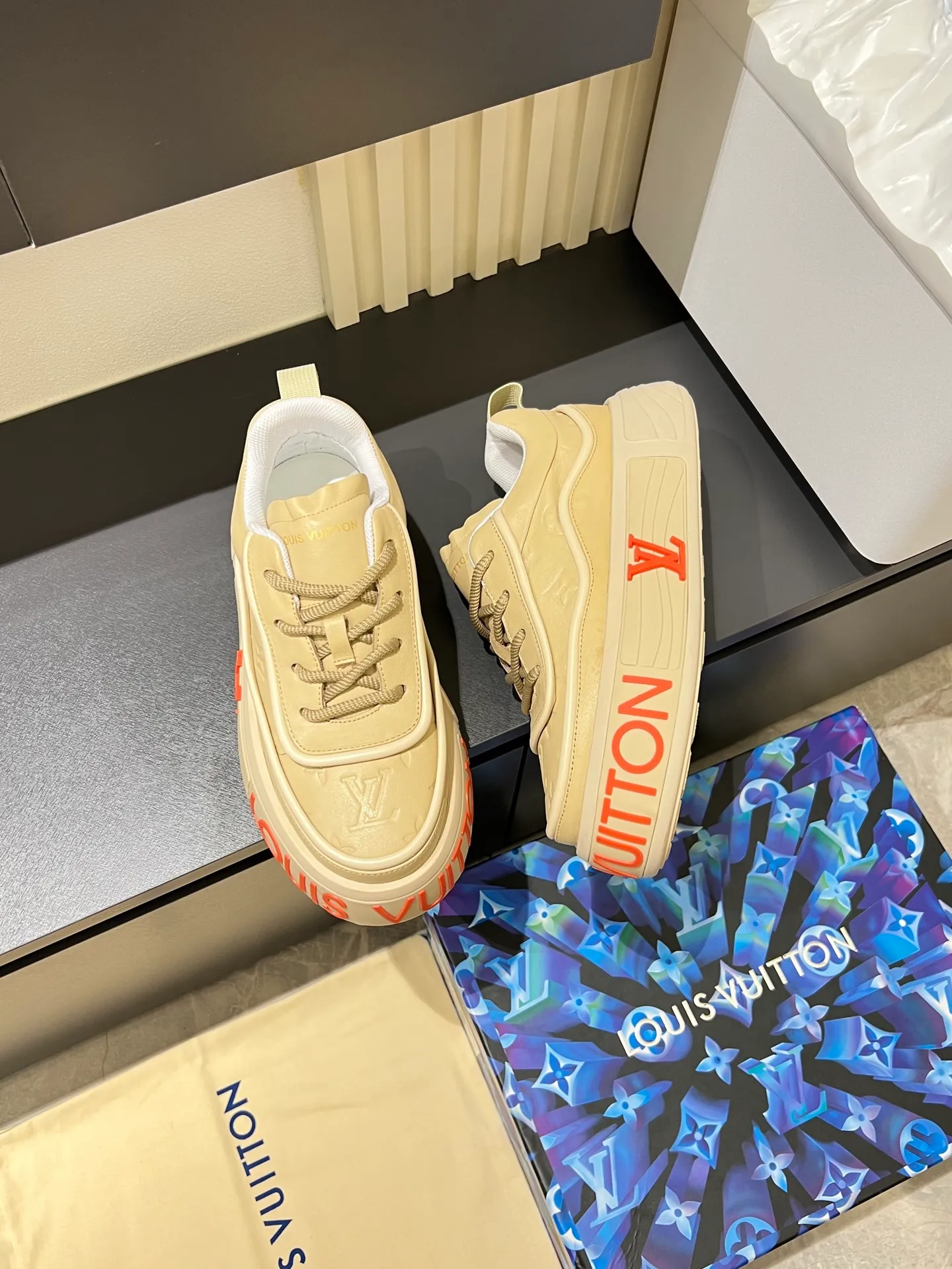 p560 "LOUI* VUITTO*" popular men's casual shoes, genuine development in Italy💯Purchase level quality✔️The upper is made of official website material first-layer cowhide, comfortable and soft sheepskin feet⚡️Fashionable and versatile. The toe last shape is firm and full, and the soles are made from LV original molds and can be freely entered and exited the counter. They are light and comfortable on the foot~purely handmade, details determine the quality! Size:39-44, (38.45 customized)